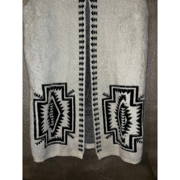 Chic White and Black Patterned Sleeveless Vest - Picture 3 of 7